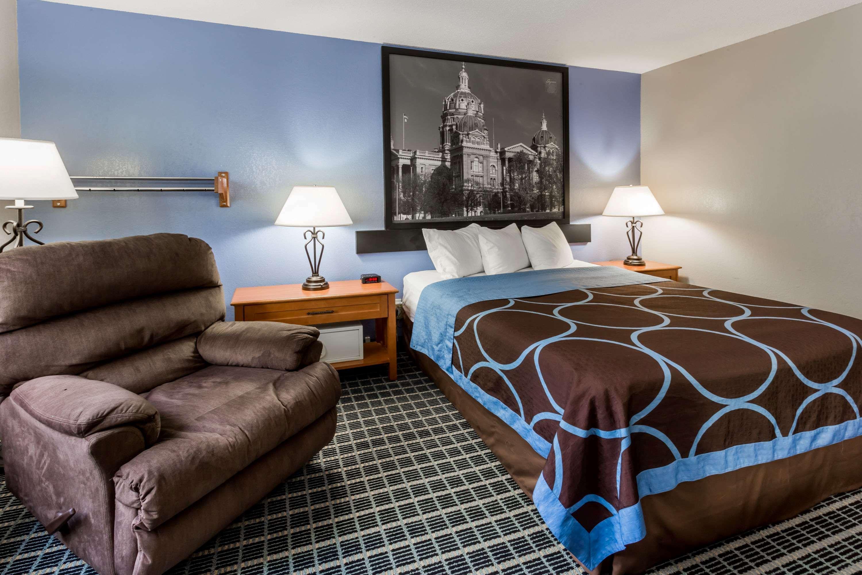 Super 8 By Wyndham Iowa City/Coralville Bagian luar foto