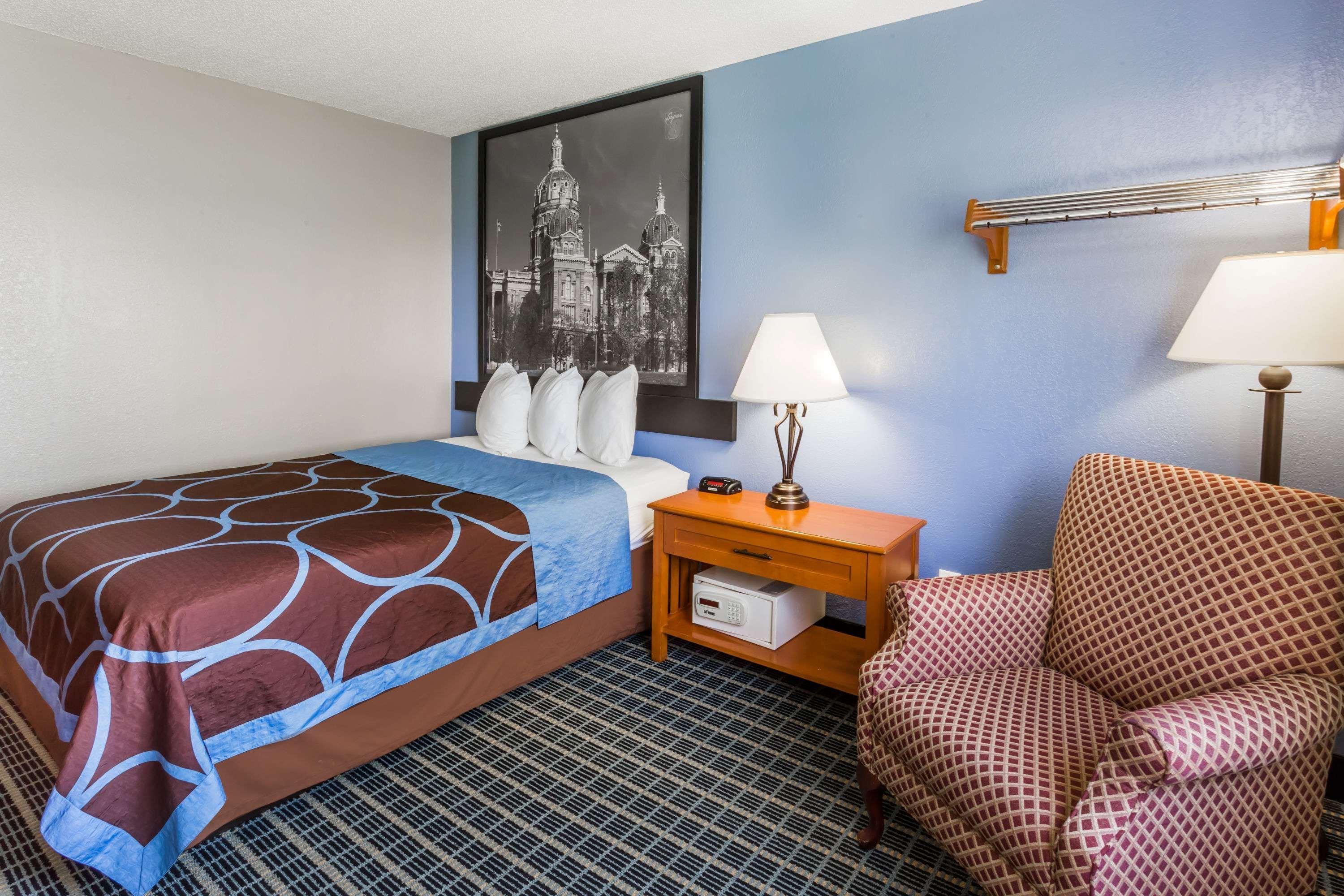 Super 8 By Wyndham Iowa City/Coralville Bagian luar foto