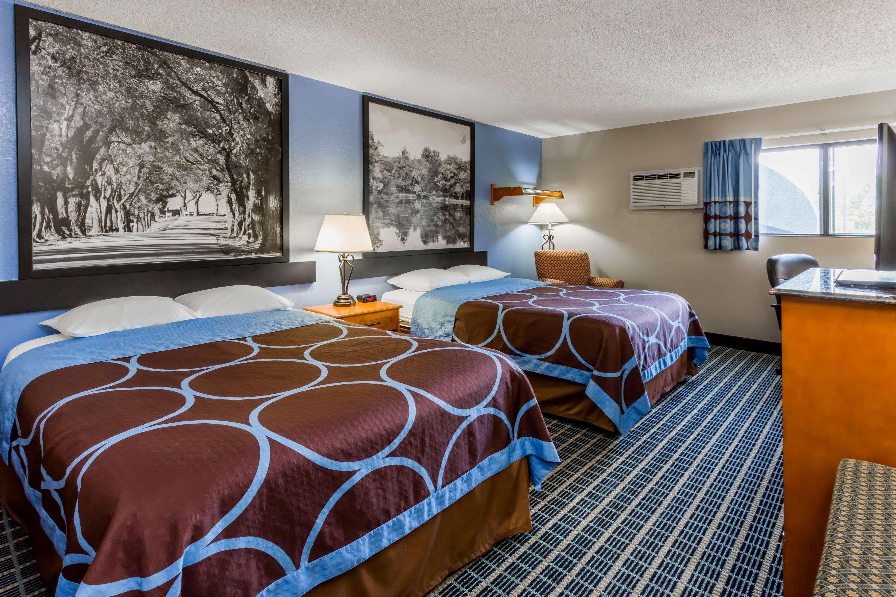 Super 8 By Wyndham Iowa City/Coralville Bagian luar foto