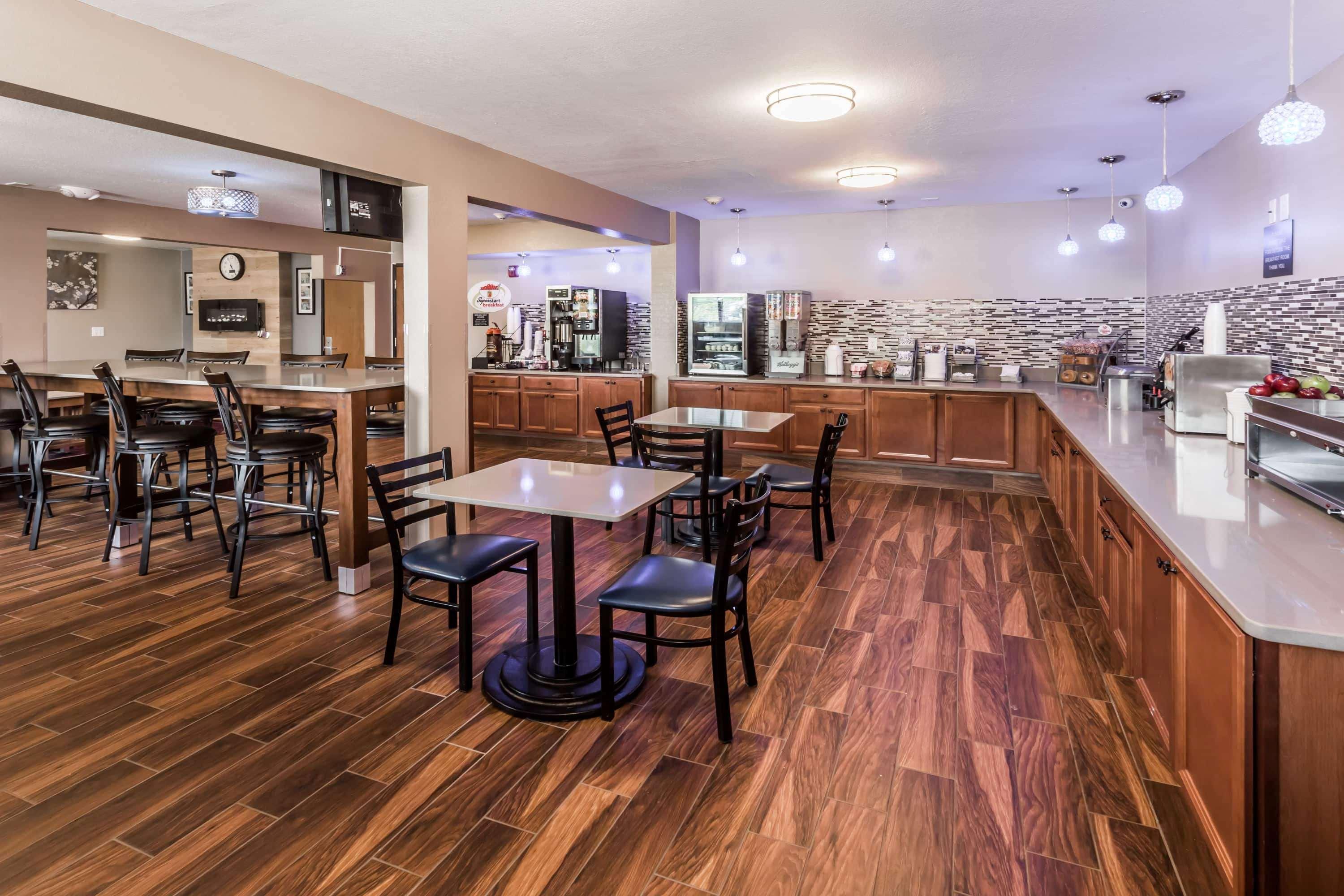 Super 8 By Wyndham Iowa City/Coralville Bagian luar foto